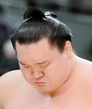 優勝者インタビューで感極まって涙を流す白鵬＝エディオンアリーナ大阪（撮影・佐藤厚）