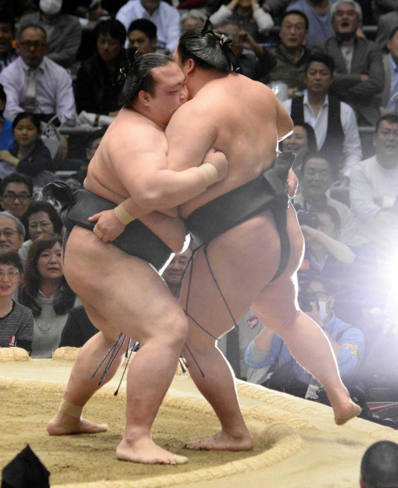 　稀勢の里（左）が寄り切りで豪栄道を破る