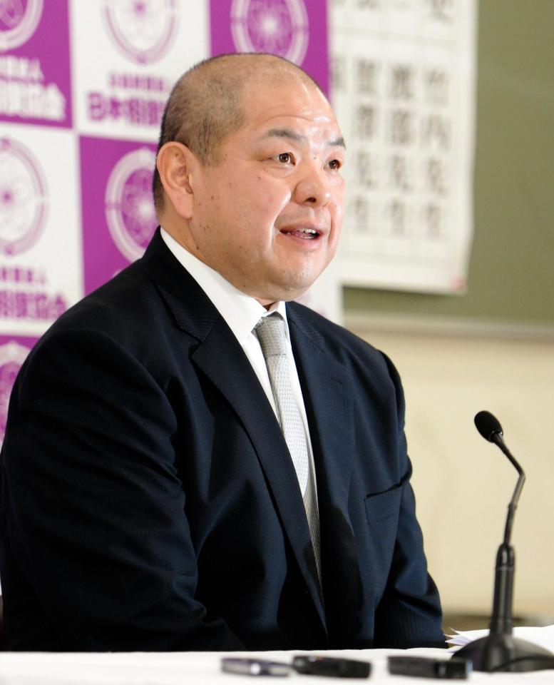 理事長に再任され記者会見で抱負を語る八角親方＝両国国技館（撮影・開出牧）