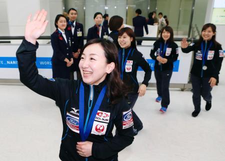　世界選手権で銀メダルを獲得し、笑顔で帰国したカーリング女子日本代表の藤沢（手前）ら＝２９日午後、成田空港
