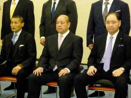 各親方の役職を発表し会見した（左から）貴乃花親方、八角理事長、尾車親方