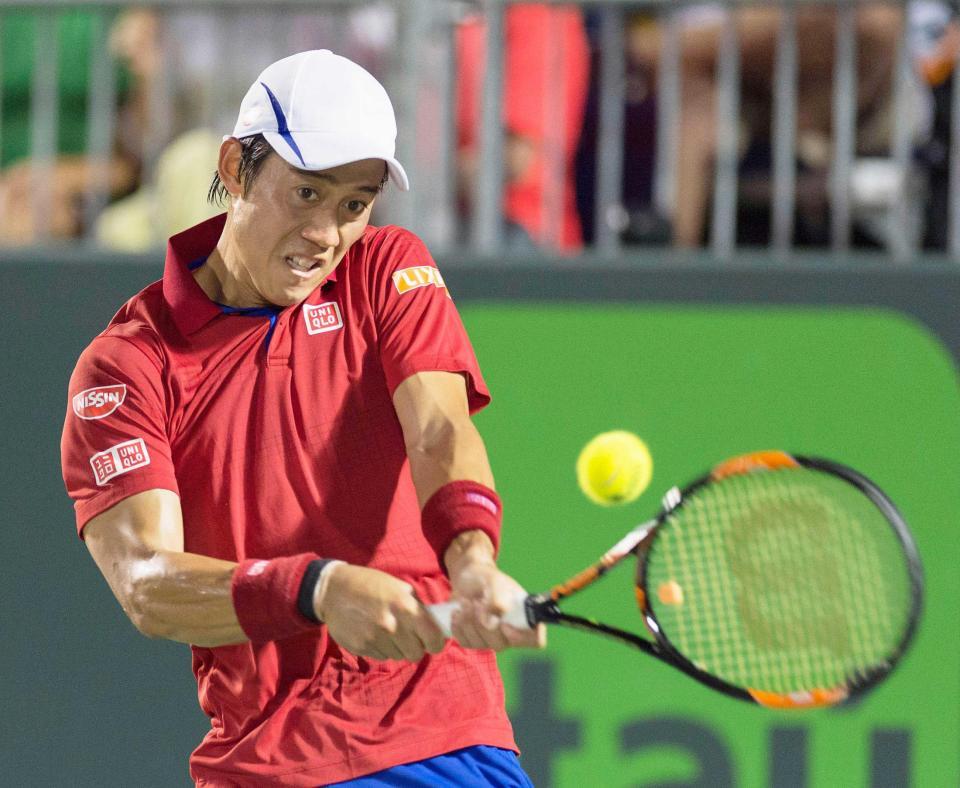 　男子シングルス４回戦でリターンする錦織圭（共同）