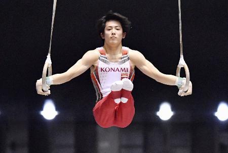 　男子個人総合予選　加藤凌平のつり輪＝国立代々木競技場