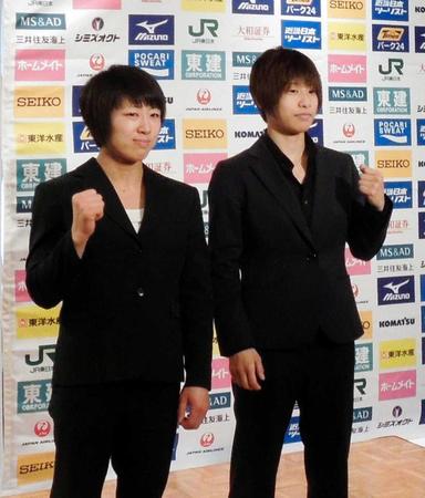 　女子４８キロ級で代表を争う浅見八瑠奈（左）と近藤亜美