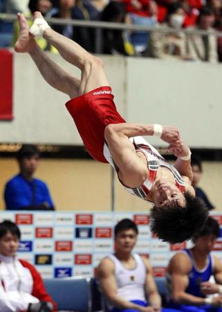 　予選を１位で通過した加藤凌平の床運動