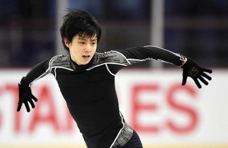 　公式練習で調整する羽生結弦（共同）