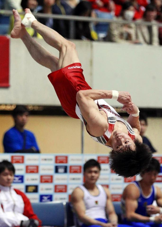 　予選を１位で通過した加藤凌平の床運動
