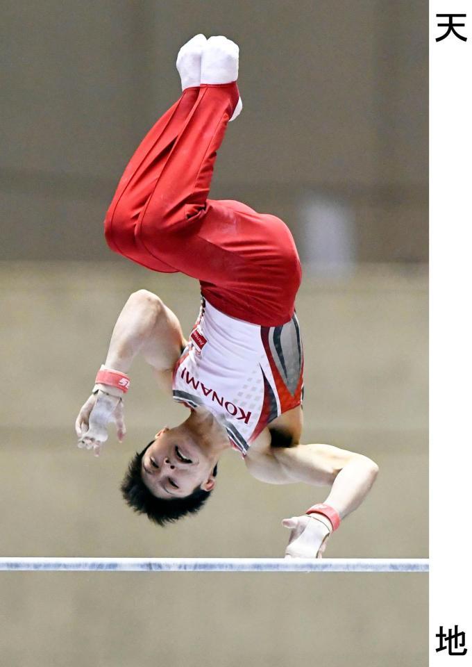 男子個人総合決勝　９連覇を達成した内村航平の鉄棒＝国立代々木競技場