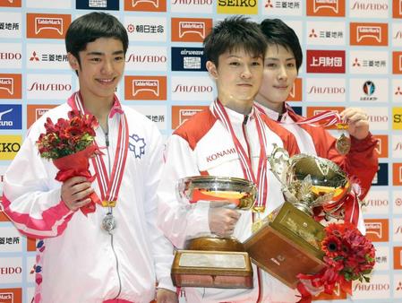 　表彰式に臨む体操全日本選手権の個人総合で９連覇を達成した内村（中）、２位の白井（左）、３位の加藤