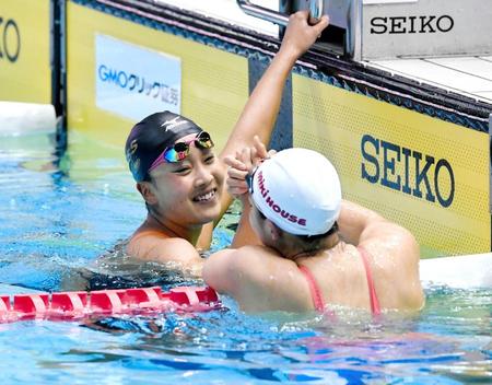 女子１００メートル平泳ぎで優勝し、鈴木聡美（右）と喜びを分かち合う渡部香生子