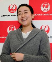 帰国した浅田真央は囲み会見で笑顔をみせる＝成田空港（撮影・三好信也）