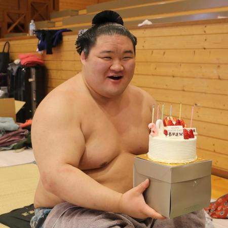 バースデーケーキに笑顔を見せる豪栄道