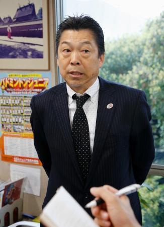 　記者の質問に答える日本バドミントン協会の銭谷欽治専務理事＝７日午前、東京都渋谷区の岸記念体育会館