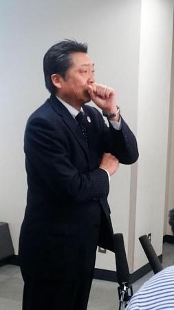 涙する日本バドミントン協会の銭谷欽治専務理事＝岸記念体育館