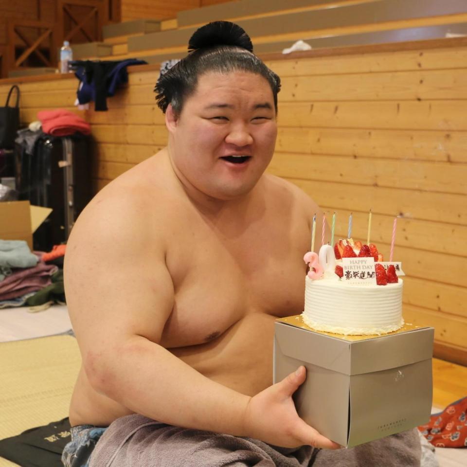 バースデーケーキに笑顔を見せる豪栄道