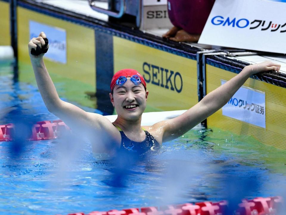 女子背泳ぎ１００メートルで優勝しガッツポーズする酒井夏海＝東京辰巳国際水泳場（撮影・棚橋慶太）