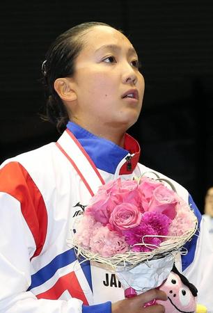 女子２００メートル個人メドレーで３位となり、表彰台で厳しい表情を見せる渡部香生子