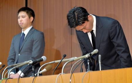 　違法カジノ店で賭博行為をした問題で謝罪するバドミントンの桃田賢斗選手。左は田児賢一選手＝８日午後、東京都千代田区