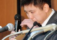 涙を拭いながら話す田児賢一＝東京・大手町