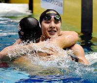 男子２００ｍバタフライ決勝を制し、坂井聖人と抱き合う瀬戸大地（奥）＝東京辰巳国際水泳場
