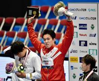 男子２００ｍ平泳ぎ決勝を制した小関也朱篤（中）＝東京辰巳国際水泳場