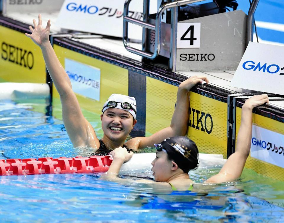 　女子バタフライ２００メートルで２位に入りリオ五輪進出を決めた長谷川涼香（右は星奈津美）