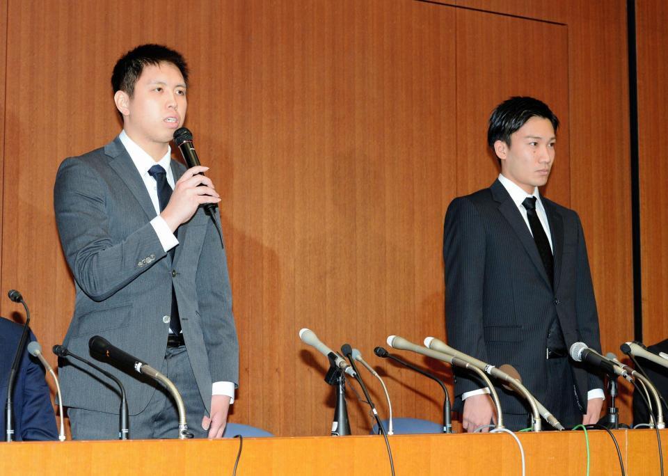 謝罪会見する田児賢一（左）と桃田賢斗＝大手町