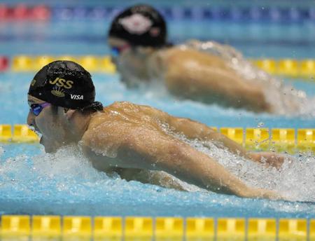 　男子２００メートルバタフライ決勝で力泳する優勝の瀬戸大也（手前）と坂井聖人