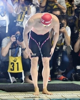 競技を終え、プール向かって一礼する北島康介＝東京辰巳国際水泳場