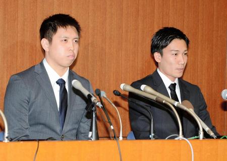 　違法賭博行為で会見する田児賢一（左）と桃田賢斗＝８日、都内