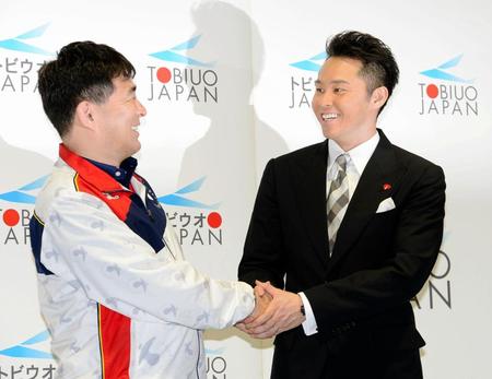 会見終了後に平井伯昌コーチと笑顔で握手する北島康介＝東京辰巳国際水泳場（撮影・棚橋慶太）