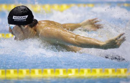 　男子１００メートルバタフライ決勝　力泳する藤井拓郎＝東京辰巳国際水泳場