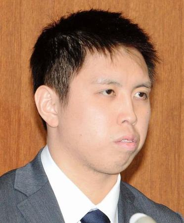 　違法賭博行為で会見する田児賢一＝８日、都内