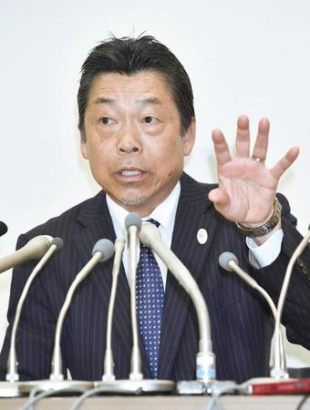 　緊急理事会を終え、桃田賢斗選手らの処分について記者会見する日本バドミントン協会の銭谷欽治専務理事