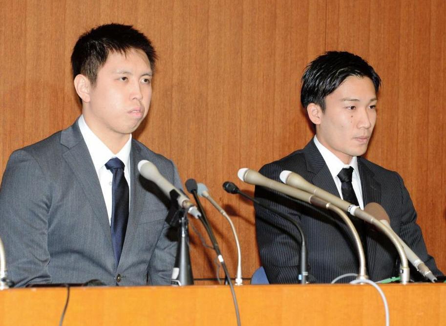 　８日、謝罪会見を行った田児賢一（左）と桃田賢斗