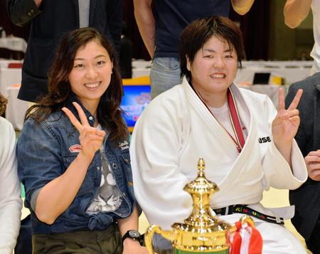 　優勝を果たし、鈴木聡美（左）と一緒にＶサインの山部佳苗