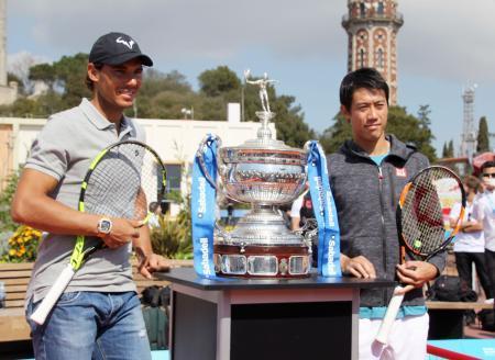 　イベントに参加したテニスの錦織圭（右）とラファエル・ナダル＝１８日、バルセロナ（共同）