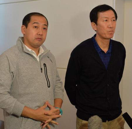 遠征から帰国し、報道陣からの取材に応じるバドミントン日本代表の舛田コーチ（左）と朴監督