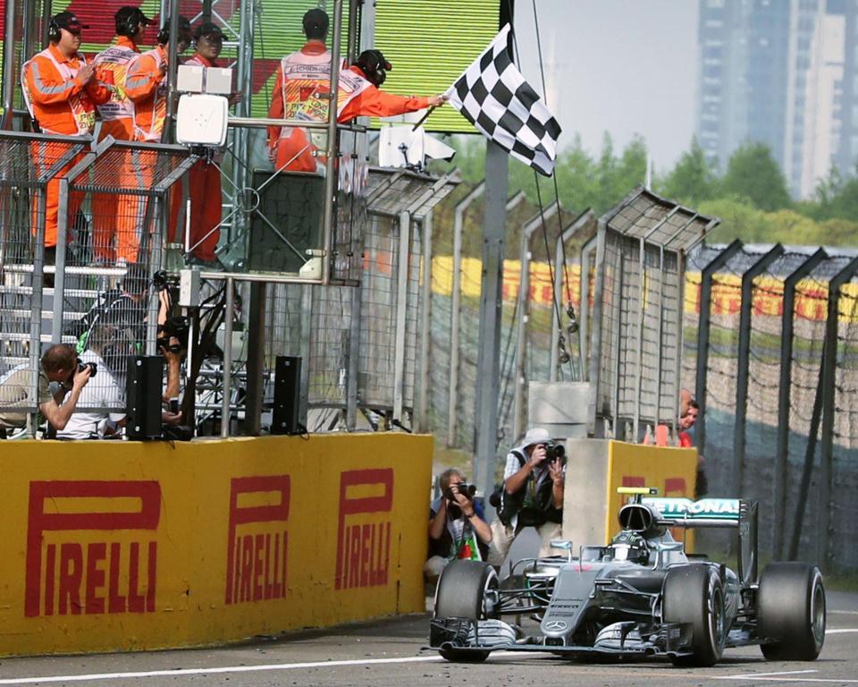 　Ｆ１中国ＧＰ決勝でゴールするメルセデスのニコ・ロズベルク（ＡＰ＝共同）