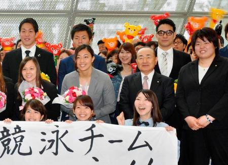 　ミキハウスの木村皓一社長（中列左から３人目）と競泳の鈴木聡美（同２人目）、小関也朱篤（後列左端）、柔道の山部佳苗（中列右端）
