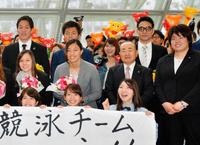 　ミキハウスの木村皓一社長（中列左から３人目）と競泳の鈴木聡美（同２人目）、小関也朱篤（後列左端）、柔道の山部佳苗（中列右端）