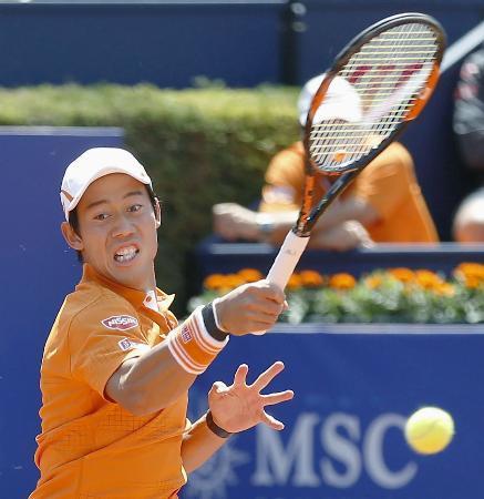 　男子シングルス２回戦　リターンする錦織圭＝バルセロナ（共同）