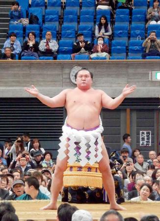 　大相撲の春巡業で土俵入りを披露する横綱・白鵬