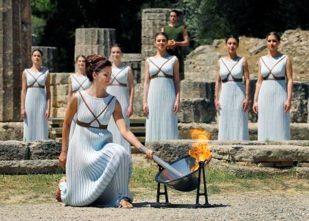 　２１日、ギリシャのオリンピア遺跡で行われたリオデジャネイロ五輪の聖火採火式で、太陽光から採火するみこ役の女優（ロイター＝共同）