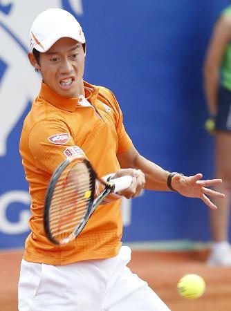 　シングルス３回戦　リターンする錦織圭＝バルセロナ（共同）