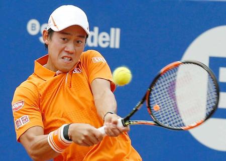 　シングルス準々決勝、第１セットでリターンする錦織（共同）