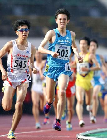 アシックスチャレンジ男子１万メートル１組　レース最終盤、先頭集団で激しい攻防をみせる関颯人＝神戸ユニバー記念競技場