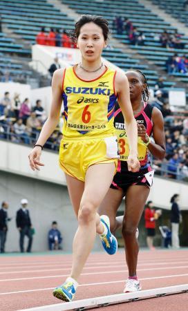 　女子１万メートル　３２分１６秒３４で２位の安藤友香＝神戸ユニバー記念競技場