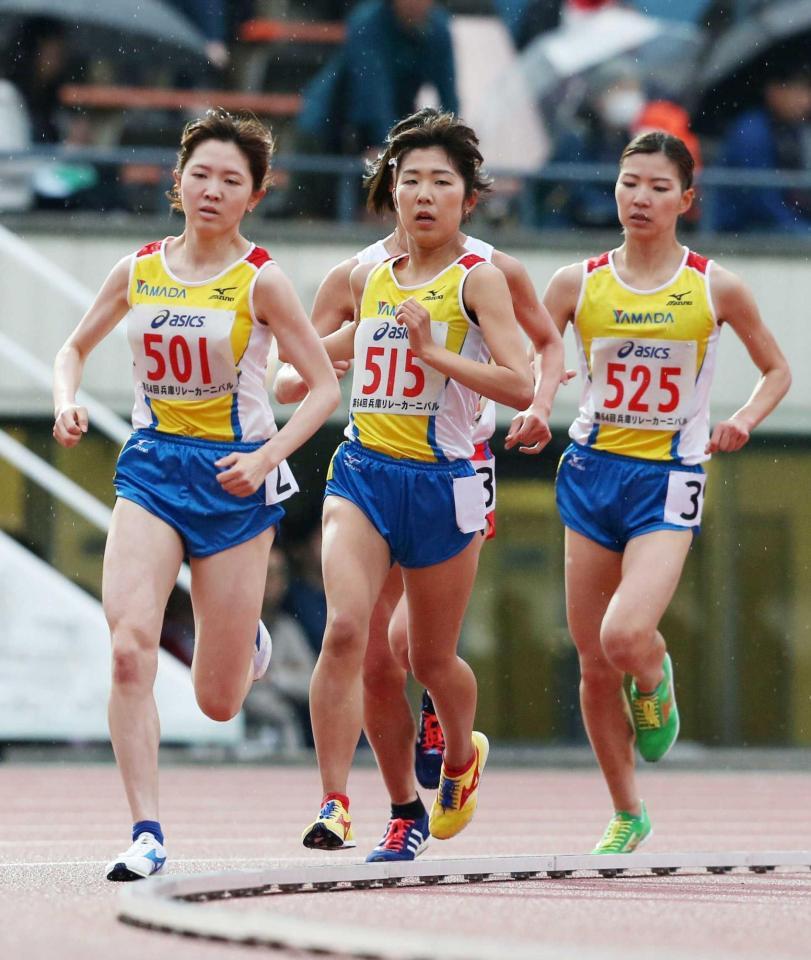 　先頭集団でレースを引っ張る石井寿美（中央）