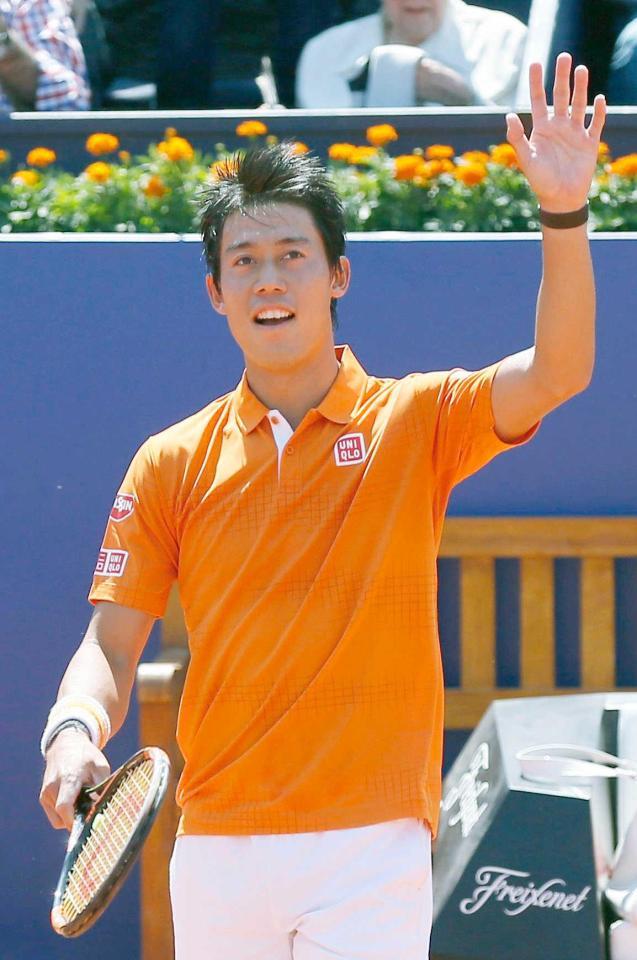 　シングルス決勝進出を決め、ファンの声援に応える錦織圭（共同）